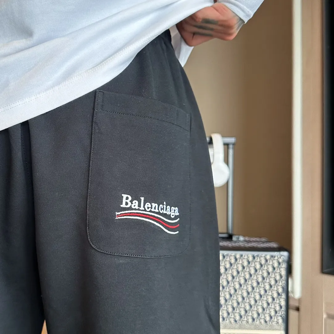 Balenciaga's three-standard complete 2026 summer New Arrival men's casual shorts, advanced custom-made Breathable fabric, Breathable fabric, extremely stretchy and comfortable, impeccable details, top-grade accessories, original logo design concept, delicate and soft feel! The upper body fit is awesome! Size: M-XXXL Please state your height and weight when ordering